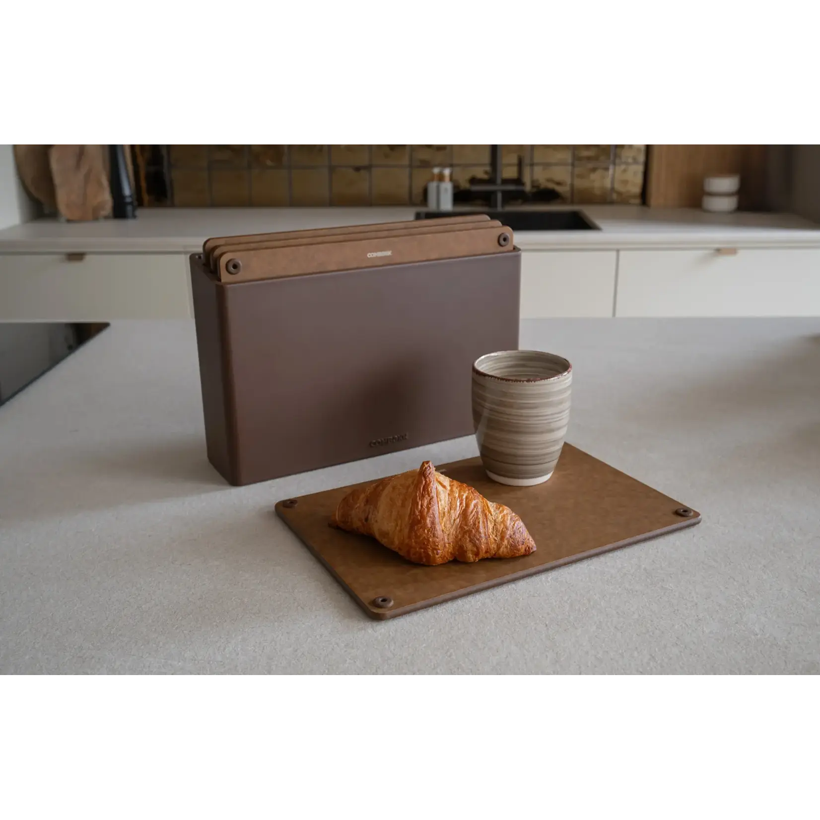 Combekk, Nederlands design  gietijzeren pannen uit gerecycled materiaal. Combekk bruin houder en bruin 4 geperst houten snijplanken met houder Combekk 596402brs