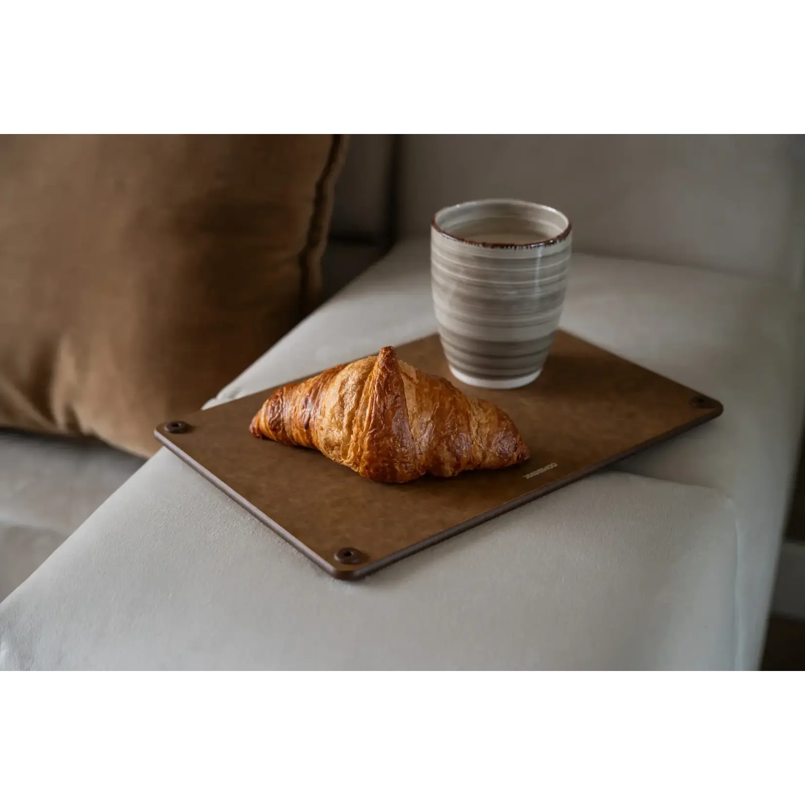 Combekk, Nederlands design  gietijzeren pannen uit gerecycled materiaal. Combekk bruin houder en bruin 4 geperst houten snijplanken met houder Combekk 596402brs