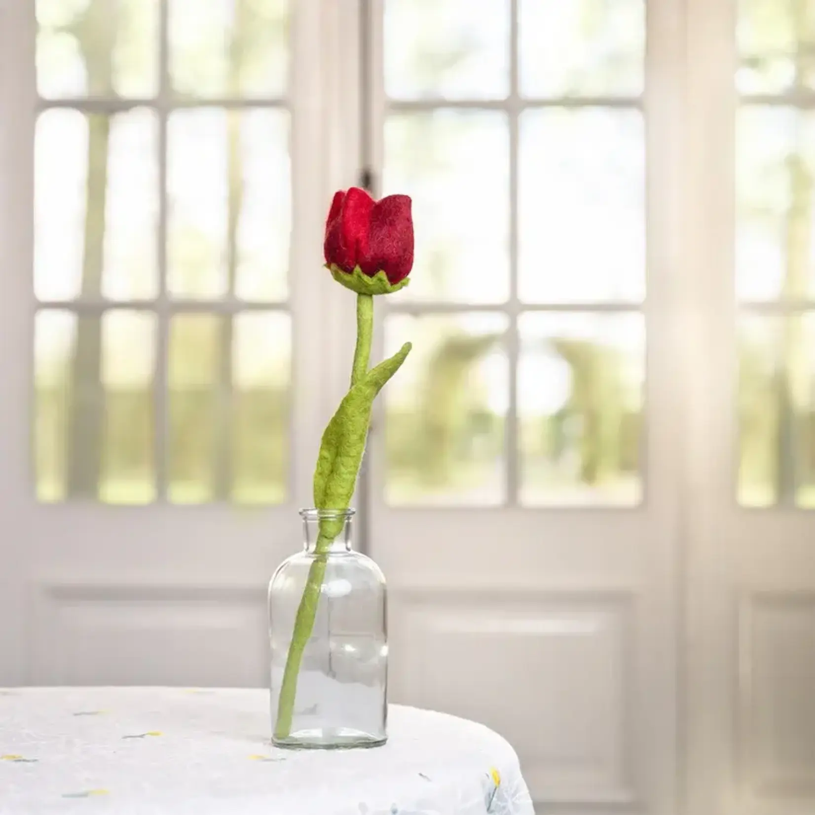 Fairmade Fairtrade voor Sjaal met Verhaal Sjaal met verhaal Tulp Robin rode tulp van wol vilt 35 cm handgemaakt 8721122323601