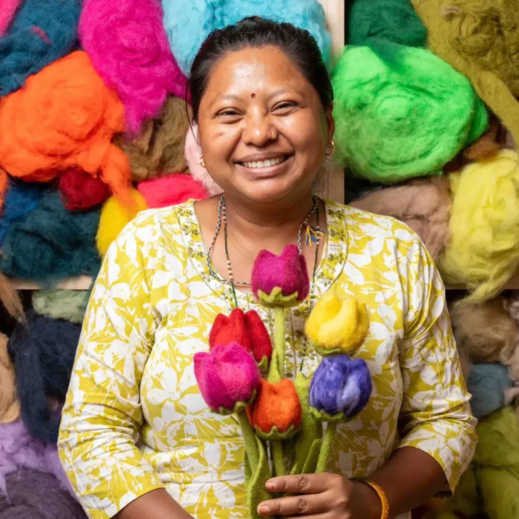 Fairmade Fairtrade voor Sjaal met Verhaal Sjaal met verhaal Tulp Robin rode tulp van wol vilt 35 cm handgemaakt 8721122323601