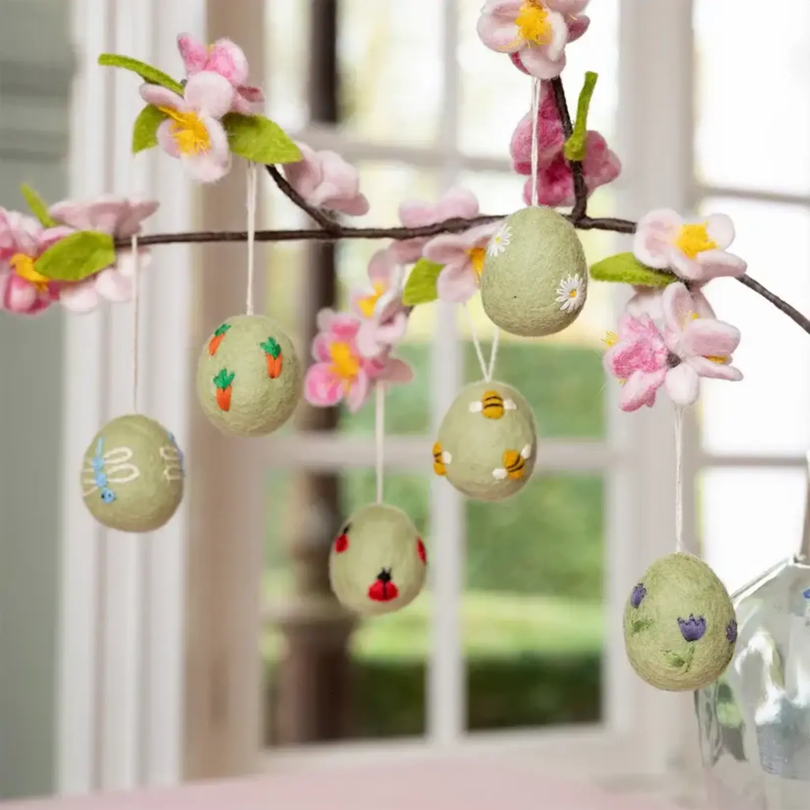 Fairmade Fairtrade voor Sjaal met Verhaal Sjaal met verhaal hanger ei funny bunny 1 van 6 Handmade Fairmade uit Nepal