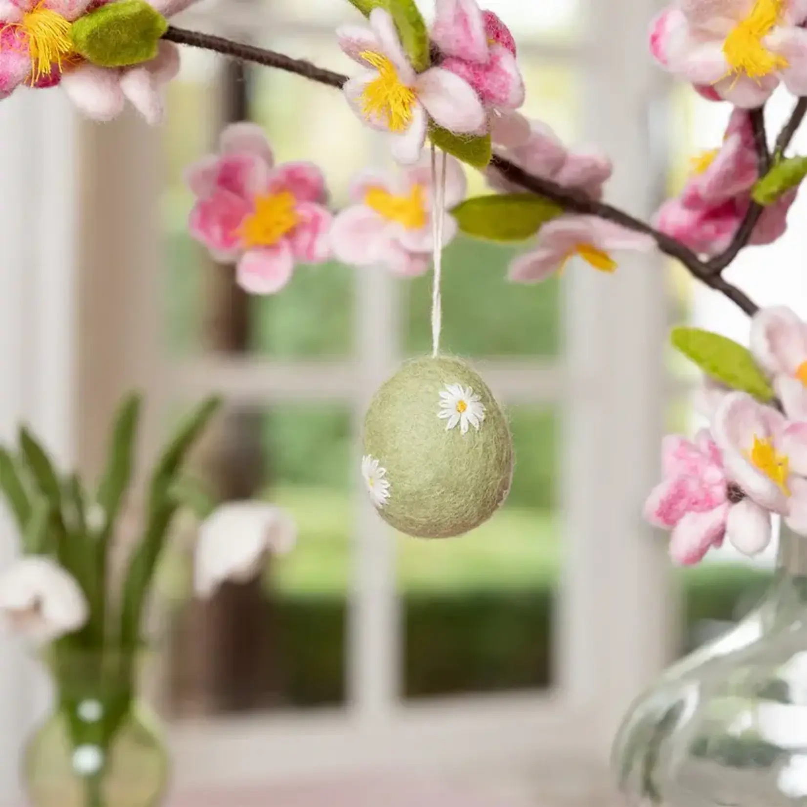 Fairmade Fairtrade voor Sjaal met Verhaal Sjaal met verhaal hanger ei funny bunny 1 van 6 Handmade Fairmade uit Nepal