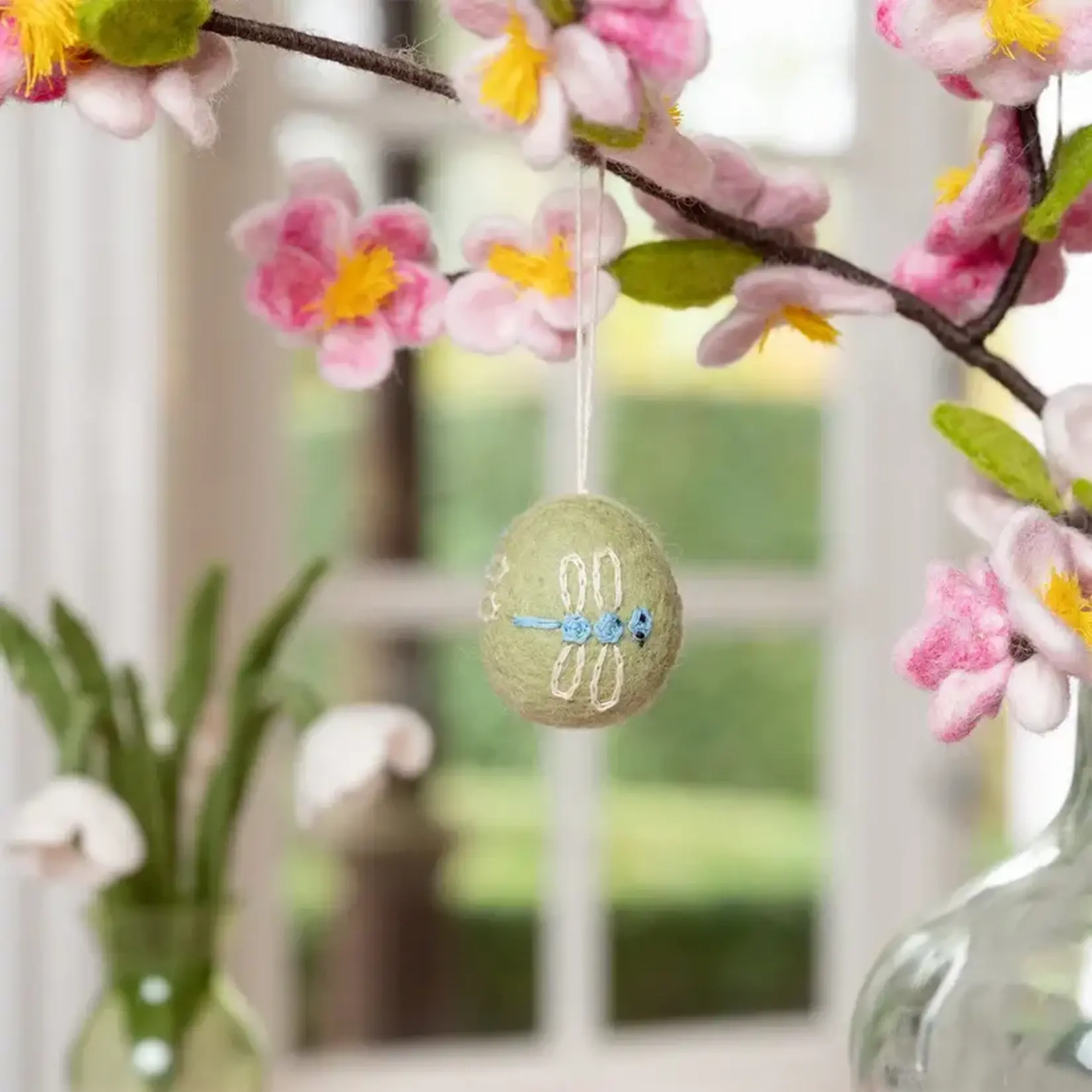 Fairmade Fairtrade voor Sjaal met Verhaal Sjaal met verhaal hanger ei funny bunny 1 van 6 Handmade Fairmade uit Nepal