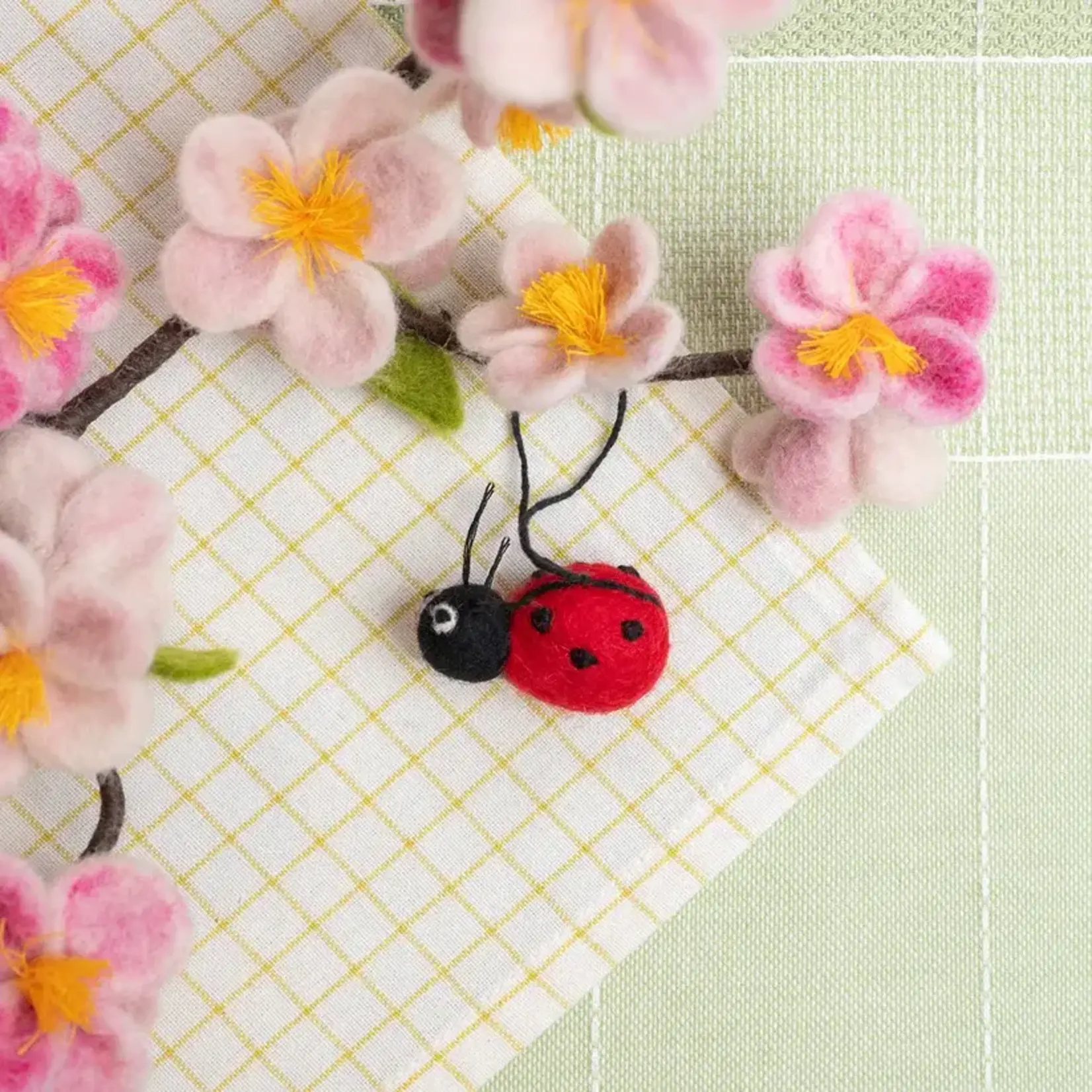 Fairmade Fairtrade voor Sjaal met Verhaal Sjaal met verhaal hanger lieveheersbeestje kevertje Handmade Fairmade uit Nepal