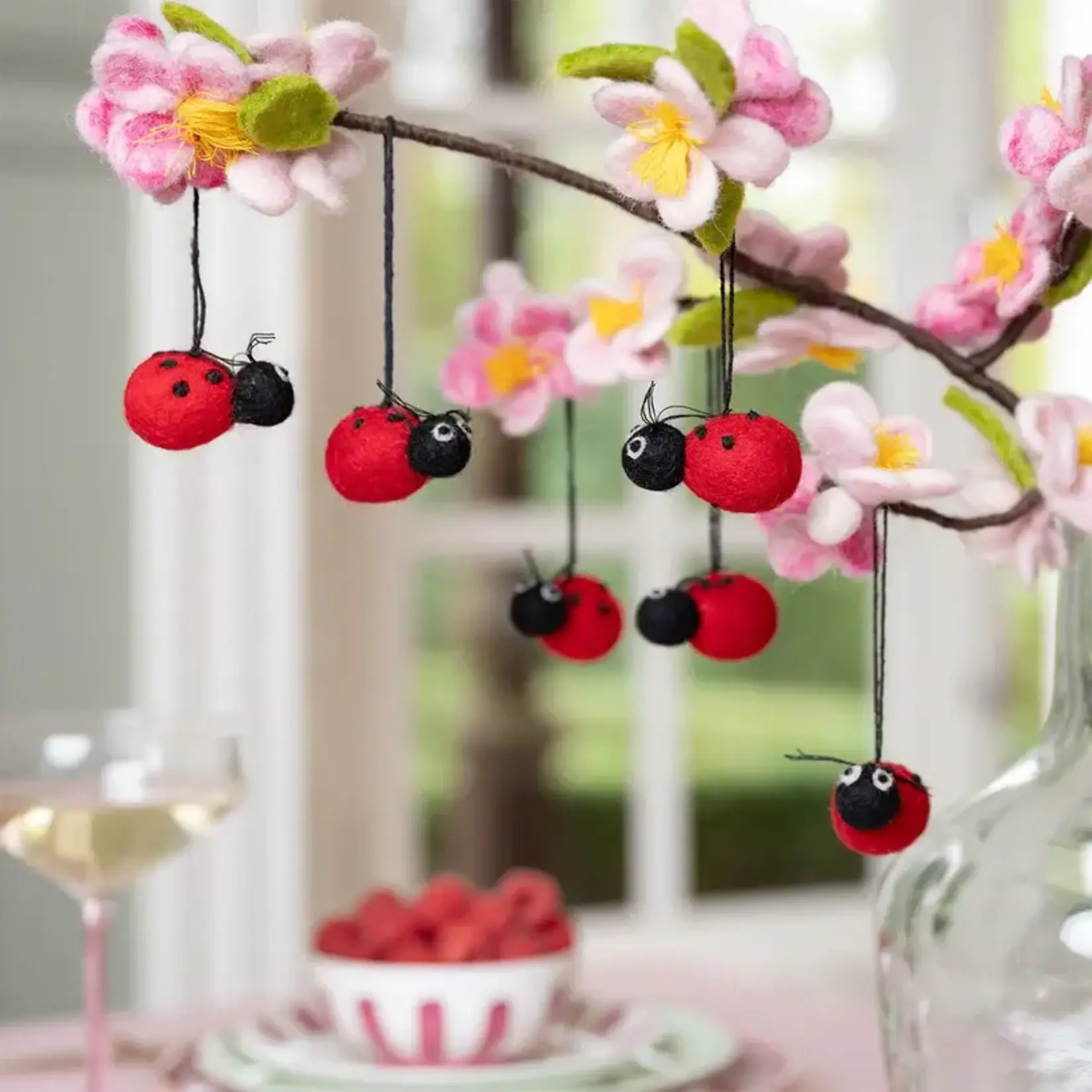 Fairmade Fairtrade voor Sjaal met Verhaal Sjaal met verhaal hanger lieveheersbeestje kevertje Handmade Fairmade uit Nepal