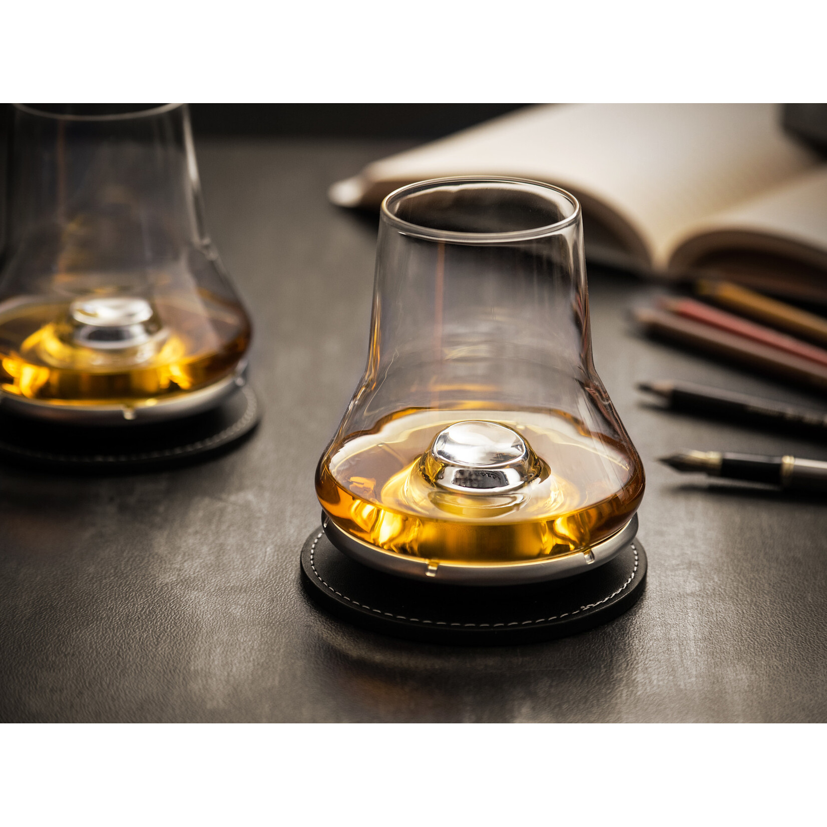 Peugeot 266196 Peugeot Atmosphere Wiskey set-2  whiskey glazen metalen koelvoeten en onderzetters Peugeot 266196