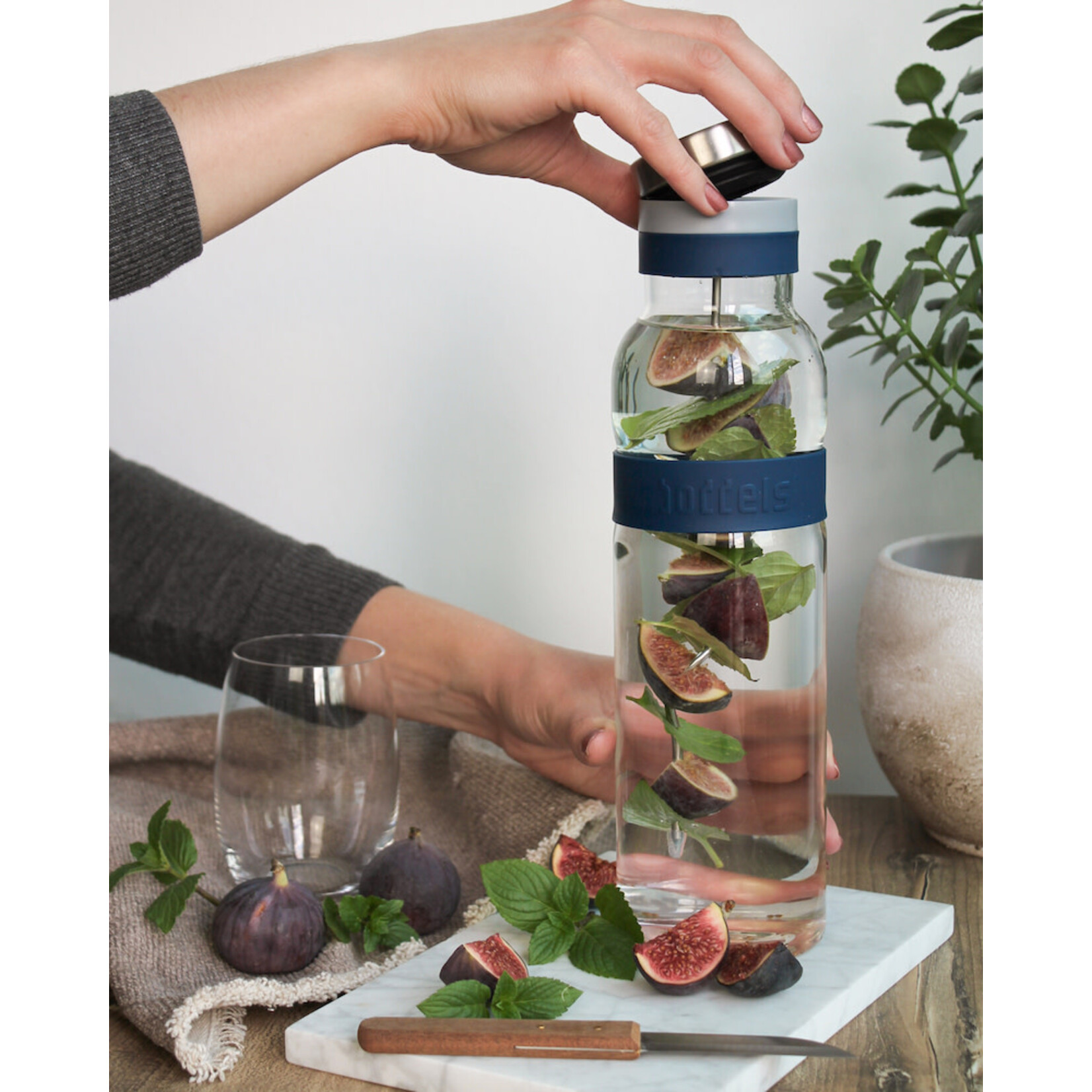 Diverse Merken glas-rvs karaf met spies Boddels Sund karaf 1100 ml karaf glas-rvs night blue Boddels B508000005
