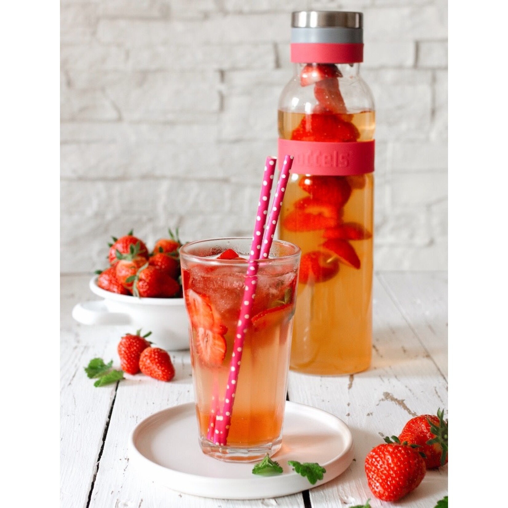 Diverse Merken Boddels karaf met spies Raspberry red 1100 ml karaf met fruitspies Boddels 508000001