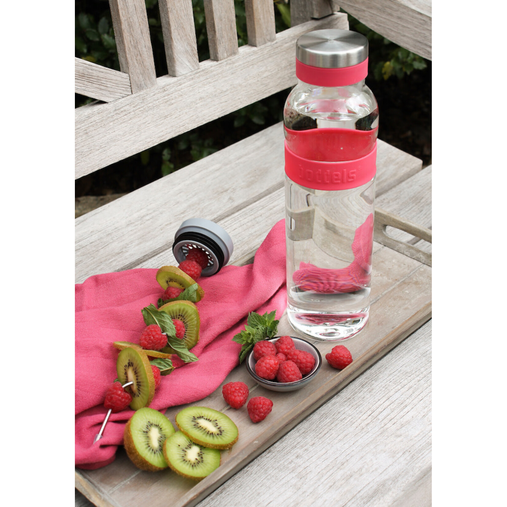 Diverse Merken Boddels karaf met spies Raspberry red 1100 ml karaf met fruitspies Boddels 508000001