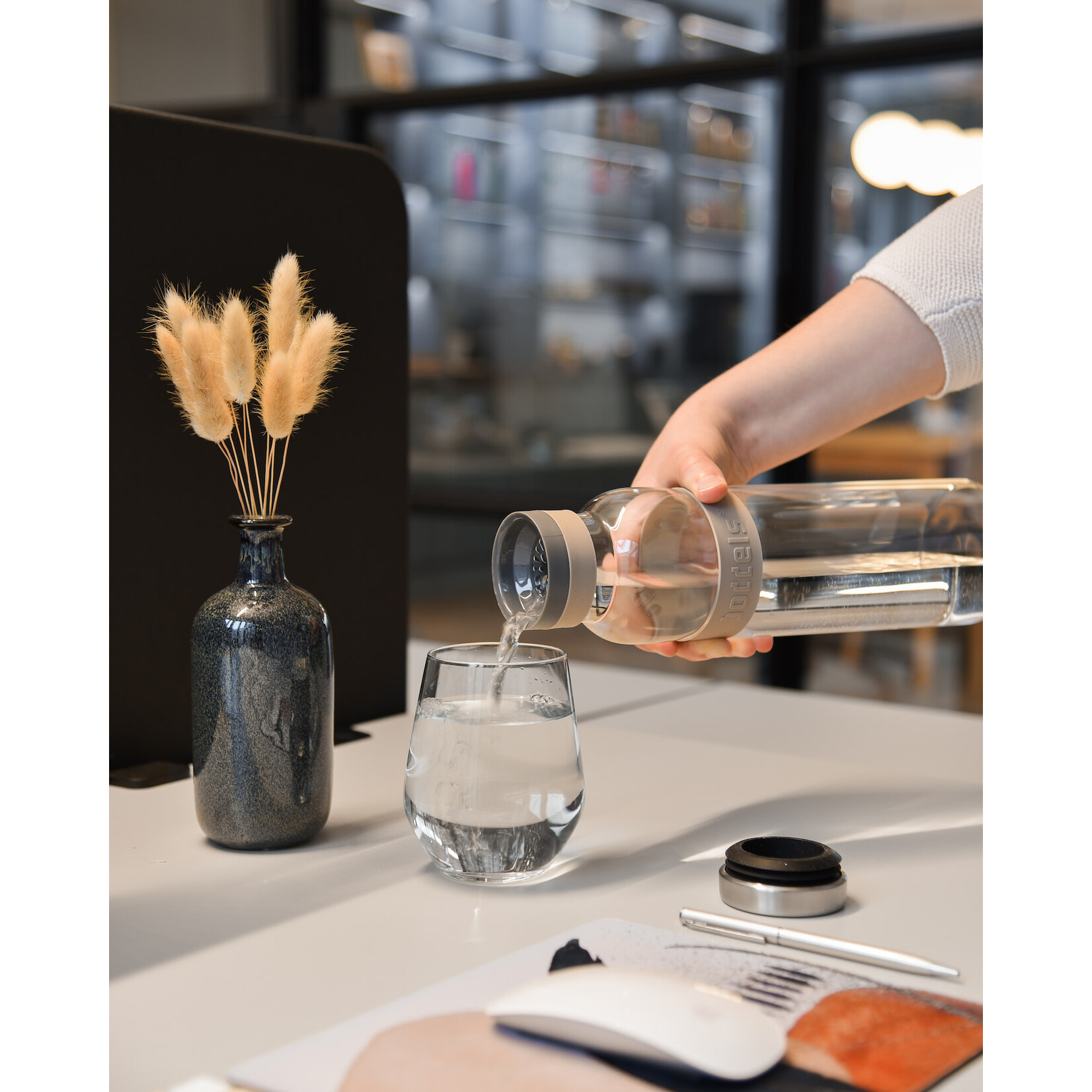 Diverse Merken glas-rvs karaf met spies Boddels Sund karaf 1100 ml karaf glas-rvs Taupe Boddels B508000008