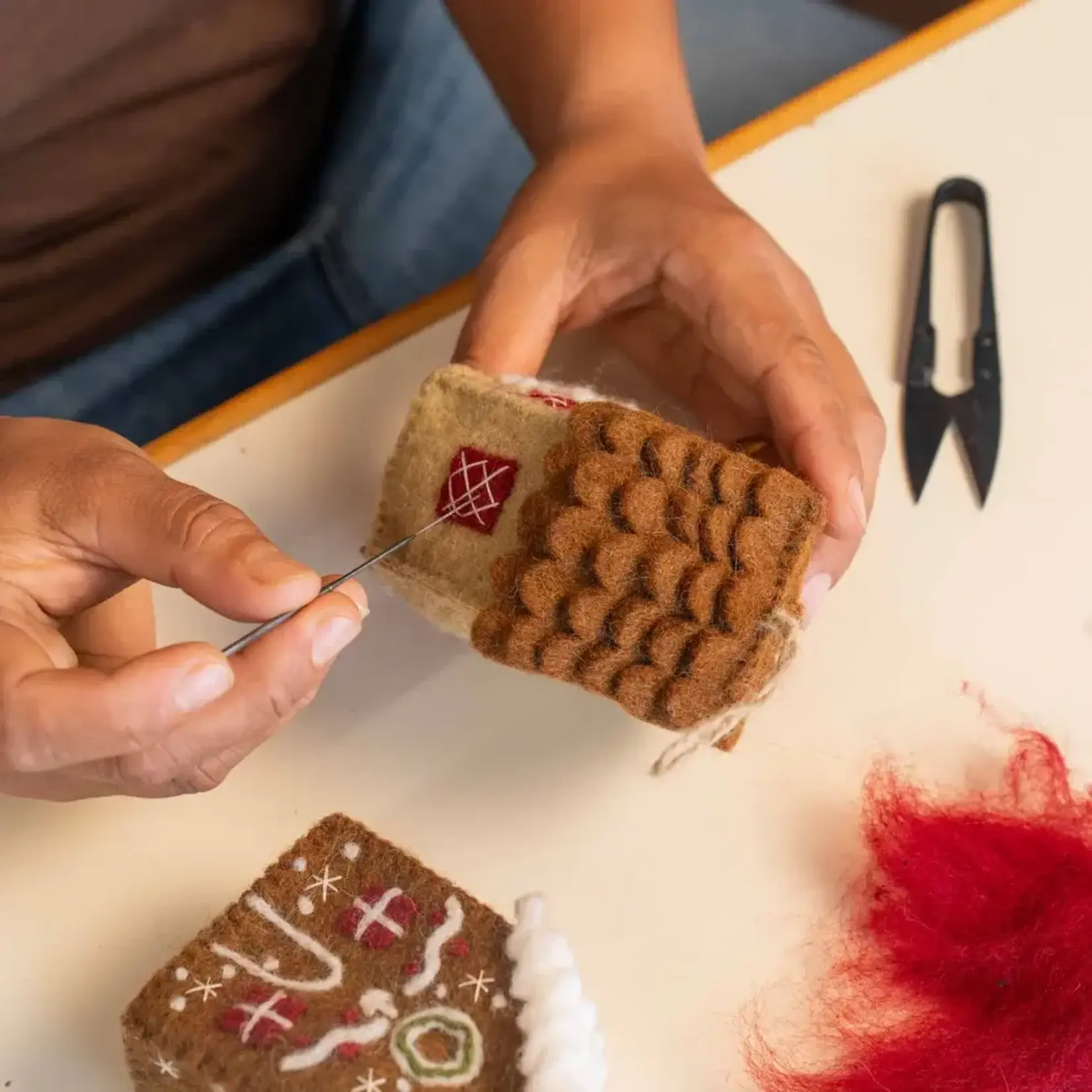 Sjaal met Verhaal Sjaal met verhaal hanger huisje English Christmas beige Gingerbread huis