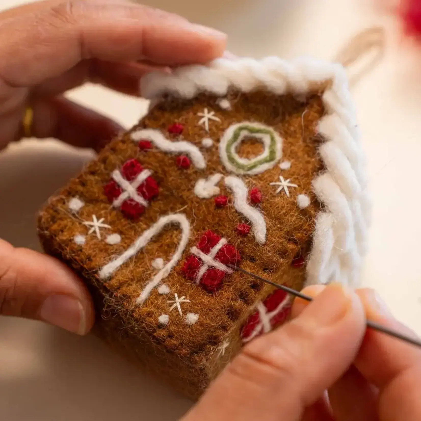 Sjaal met Verhaal Sjaal met verhaal hanger huisje English Christmas bruin Gingerbread huis