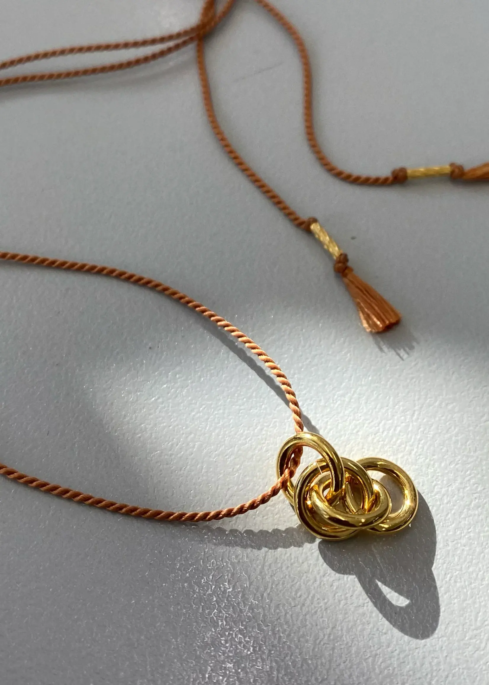 Charlotte Wooning Charlotte Wooning - Ketting Tie the Knot - Verguld