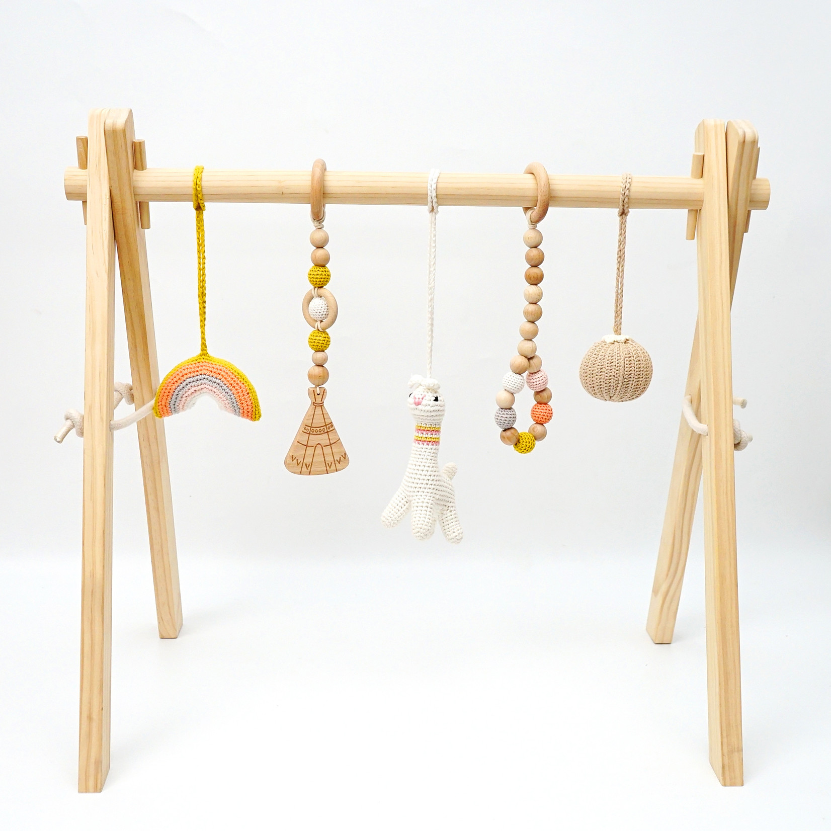 Louas Louas houten babygym met gehaakte en houten speeltjes lama editie