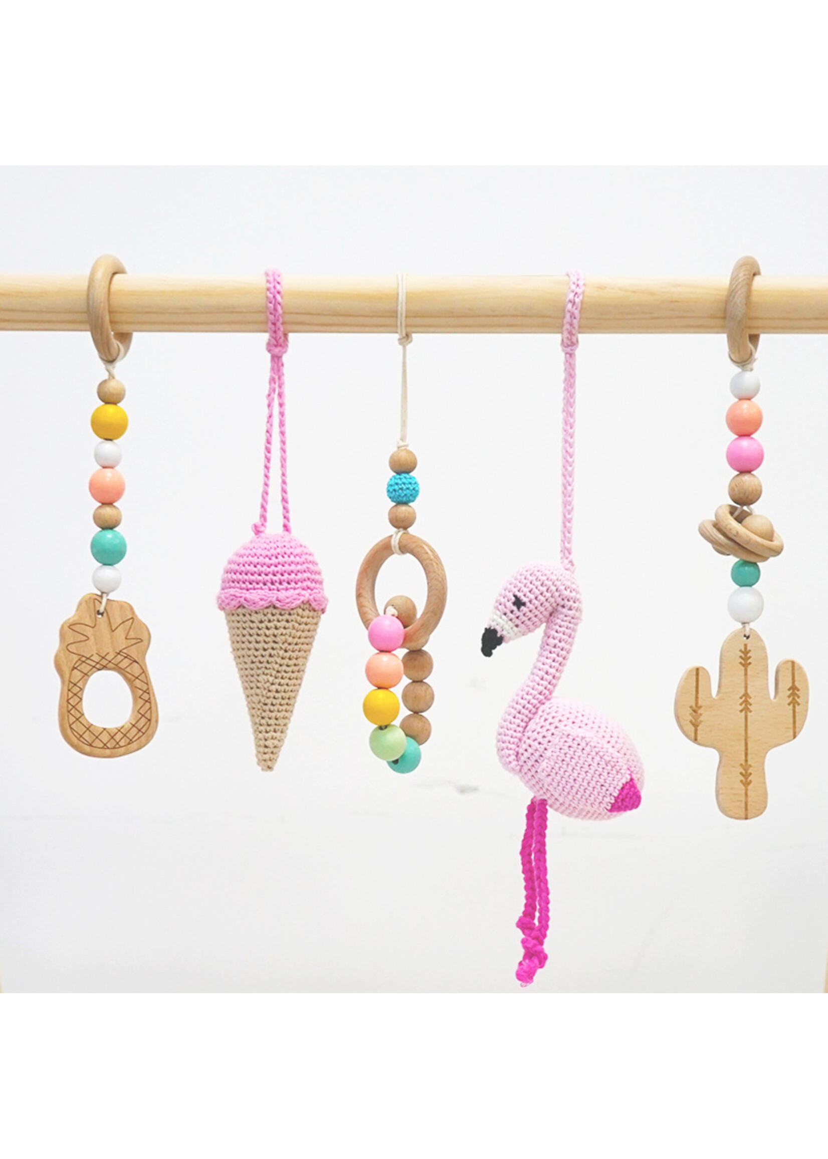 Louas Louas houten babygym met gehaakte en houten speeltjes flamingo editie