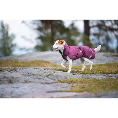 Pomppa PerusPomppa Plum,  gevoerde lichtgewicht regenjas voor de hond Pomppa PerusPomppa Plum,  gevoerde lichtgewicht regenjas voor de hond