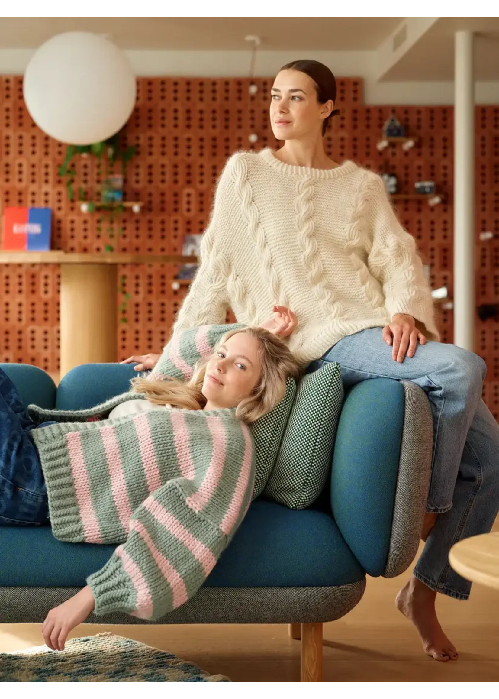 52 Weeks of Sweaters   boek Laine Publishing