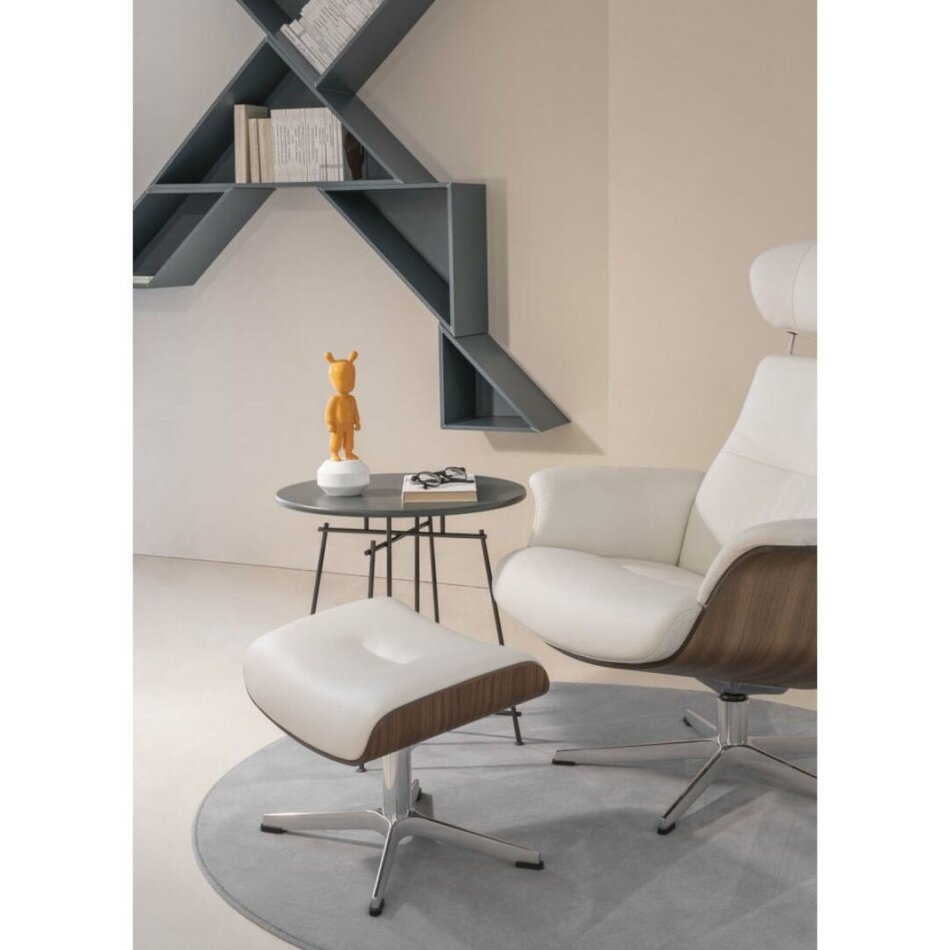 Lladró The Orange Guest Figurine. Lladró The Orange Guest Figurine.