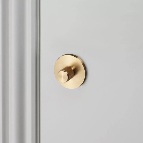 Buster and Punch Draaiknopslot in Goud Messing met Cross Patroon Buster and Punch Draaiknopslot in Goud Messing met Cross Patroon