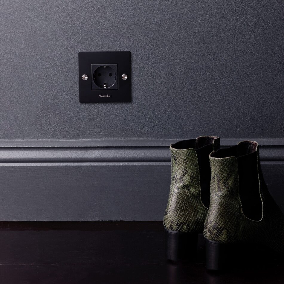 Buster and Punch 1G Socket - Black