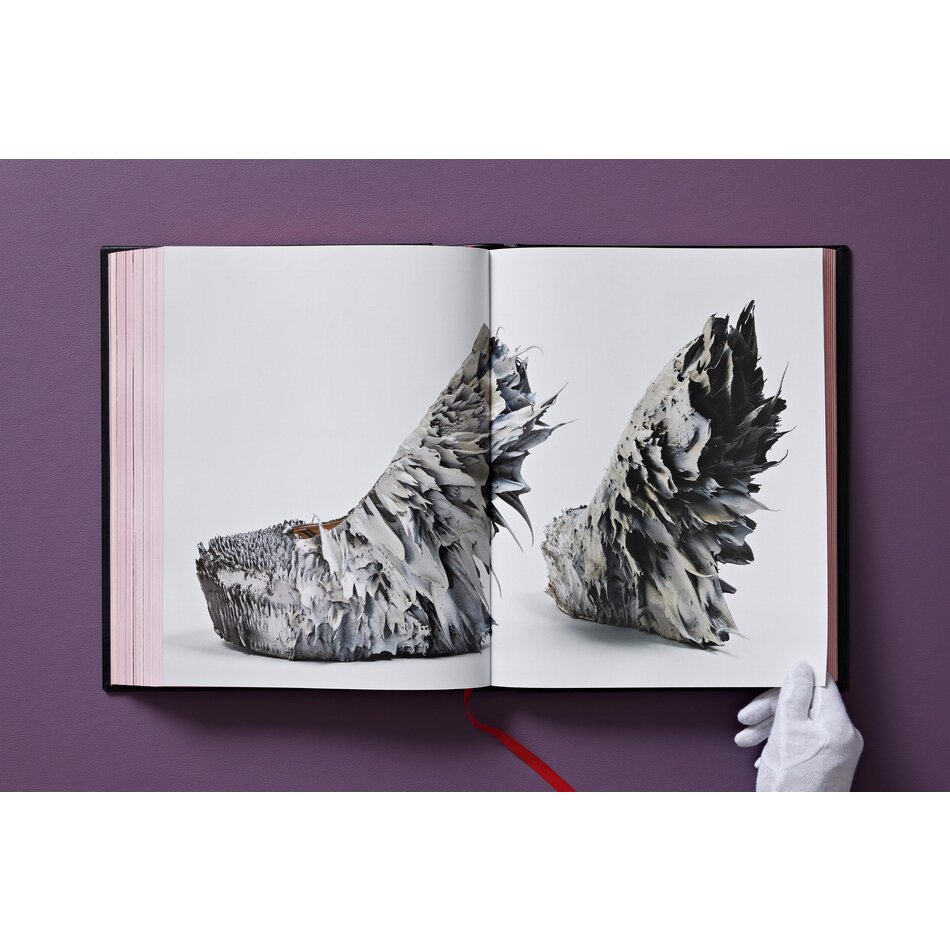 Taschen Shoes A-Z. The Collection of The Museum at FIT. Manolo Blahník Edition Taschen Shoes A-Z. The Collection of The Museum at FIT. Manolo Blahník Edition