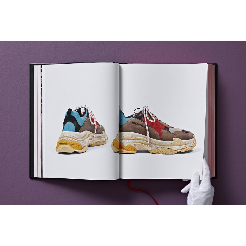 Taschen Shoes A-Z. The Collection of The Museum at FIT. Manolo Blahník Edition Taschen Shoes A-Z. The Collection of The Museum at FIT. Manolo Blahník Edition