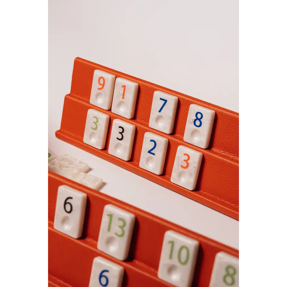 House of Nobilique Rummikub Orange – Exclusieve Luxe Lederen Rummikub Set (32 x 32 cm) House of Nobilique Rummikub Orange – Exclusieve Luxe Lederen Rummikub Set (32 x 32 cm)