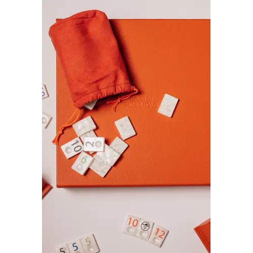 House of Nobilique Rummikub Orange – Exclusieve Luxe Lederen Rummikub Set (32 x 32 cm) House of Nobilique Rummikub Orange – Exclusieve Luxe Lederen Rummikub Set (32 x 32 cm)