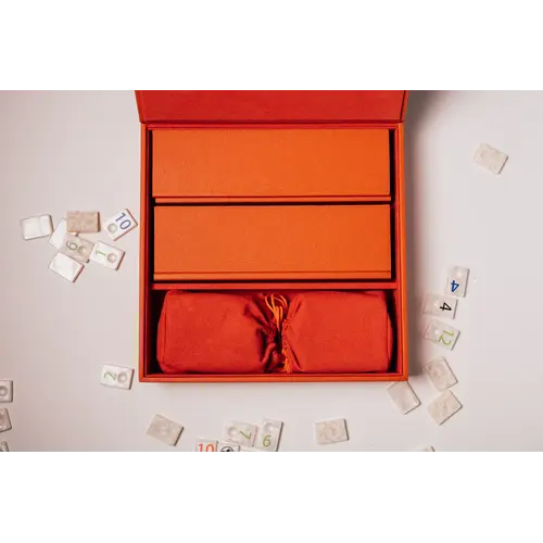 House of Nobilique Rummikub Orange – Exclusieve Luxe Lederen Rummikub Set (32 x 32 cm) House of Nobilique Rummikub Orange – Exclusieve Luxe Lederen Rummikub Set (32 x 32 cm)