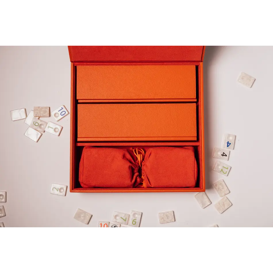 House of Nobilique Rummikub Orange – Exclusieve Luxe Lederen Rummikub Set (32 x 32 cm) House of Nobilique Rummikub Orange – Exclusieve Luxe Lederen Rummikub Set (32 x 32 cm)