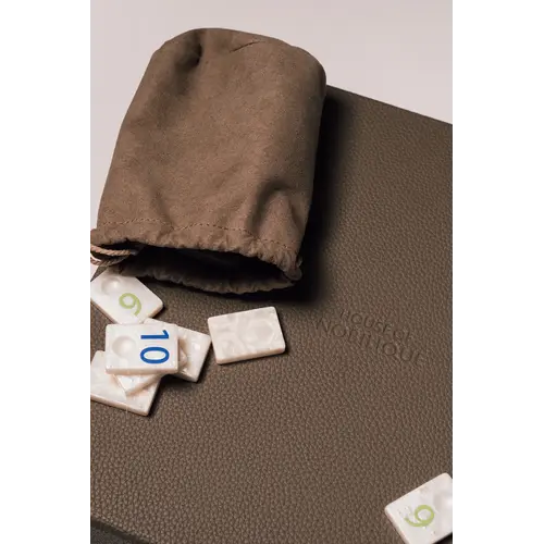 House of Nobilique Rummikub Taupe – Exclusieve Luxe Lederen Rummikub Set van Premium Echt Leer (32 x 32 cm)