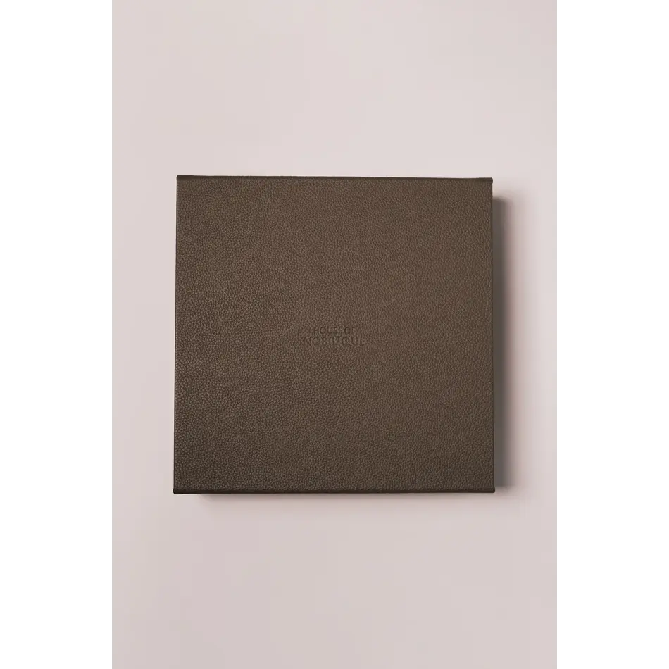 House of Nobilique Rummikub Taupe – Exclusieve Luxe Lederen Rummikub Set van Premium Echt Leer (32 x 32 cm)