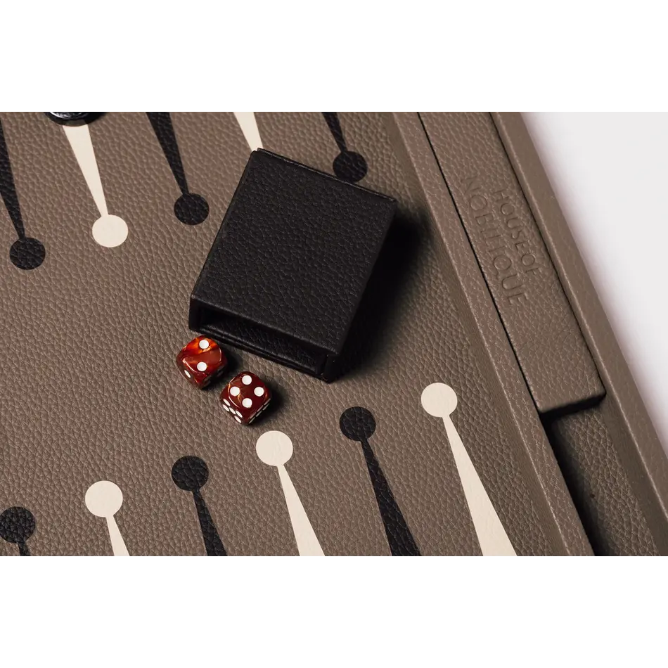 House of Nobilique Big Backgammon Taupe – Oversized Luxe Lederen Backgammon Table Book (48 x 58 cm)