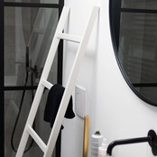Badkamer ladder eikenhout puur wit gelakt