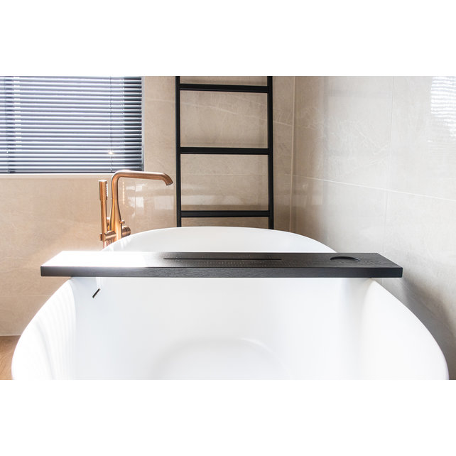 De  badplank hout zwart gelakt