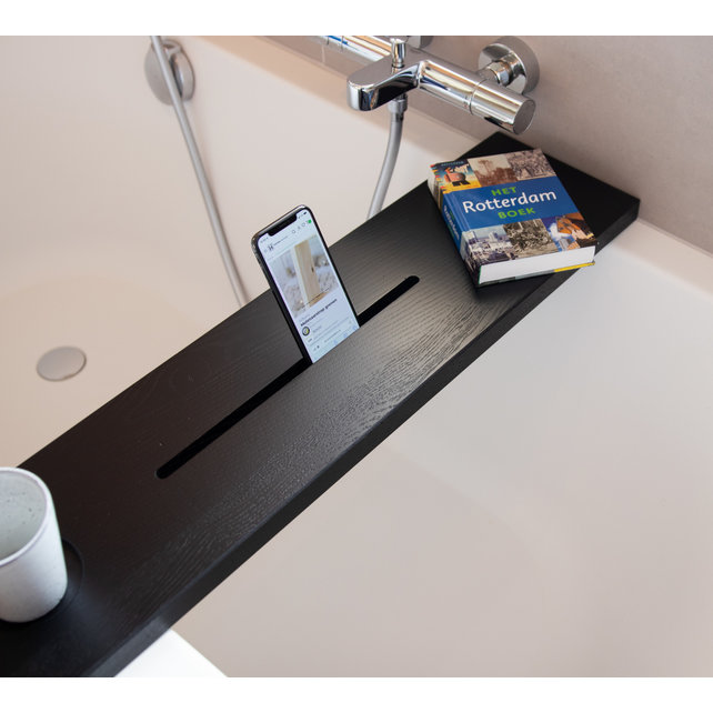 De  badplank hout zwart gelakt