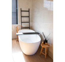 La planche de bain en bois laqué noir