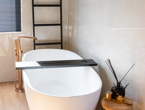 Planche de bain laquée noire