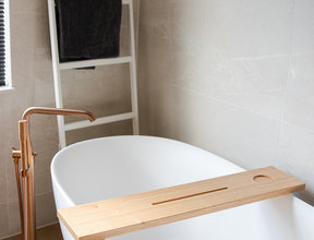 Planche de bain en chêne laqué naturel