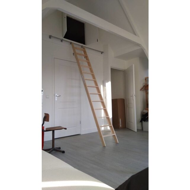 Escalier droit en pin jaune Escalier droit en pin jaune