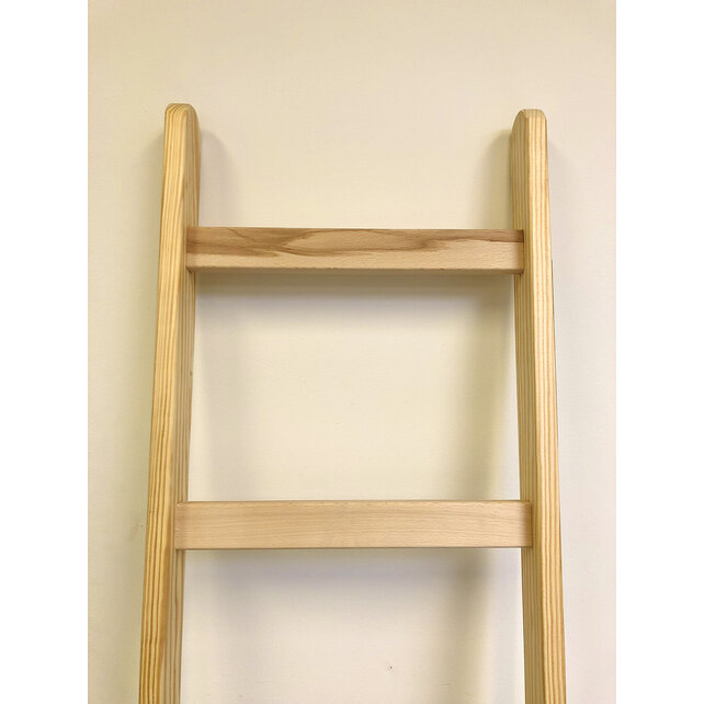 Échelle simple en pin avec base en caoutchouc