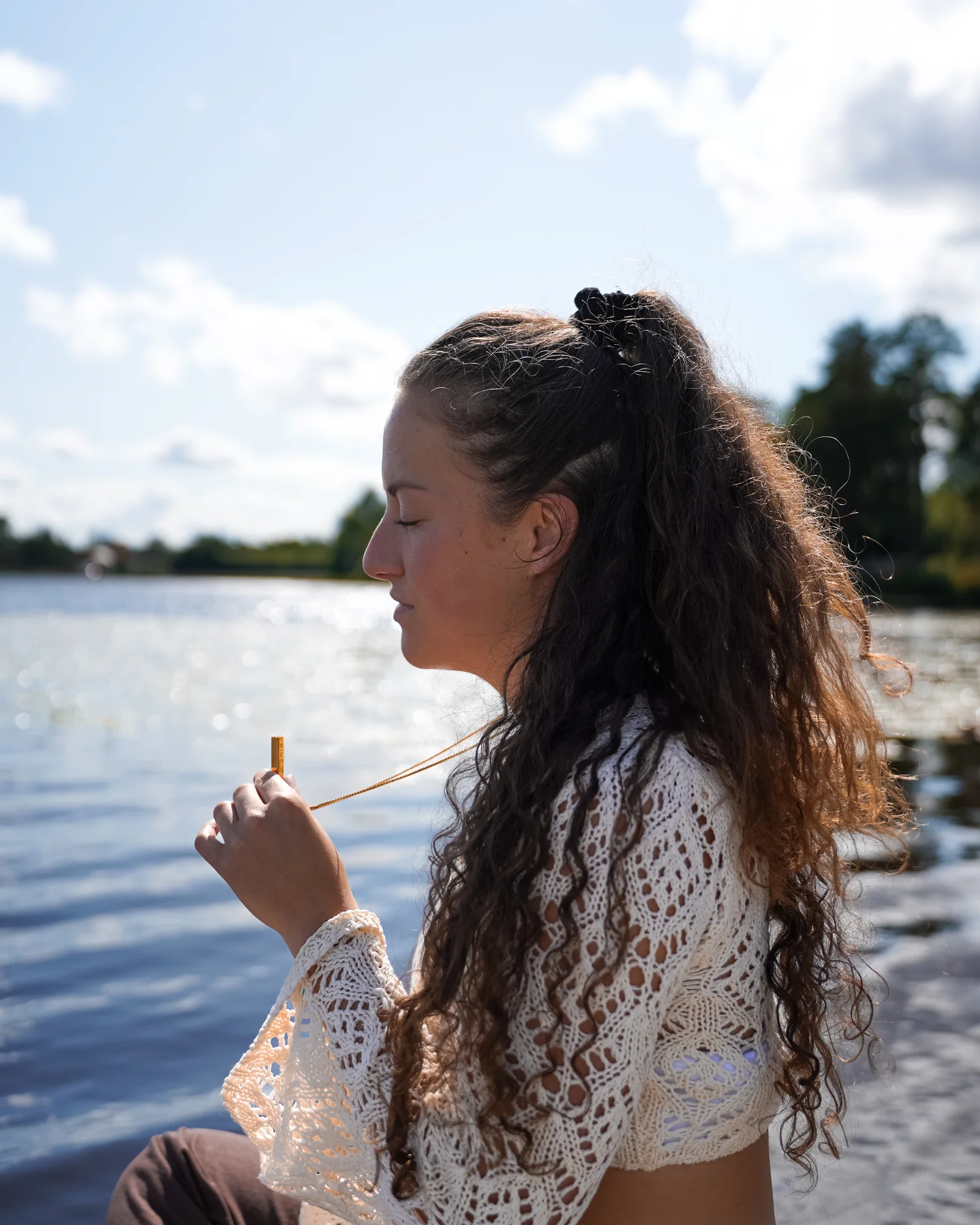 Een persoon die de AIKI Ademketting draagt tijdens een meditatie- of ontspanningssessie.