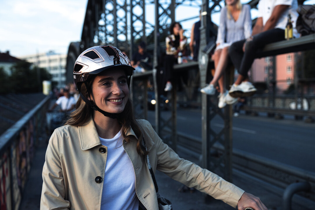 Abus Fietshelm Hyban 2.0 - Chrome Rosé