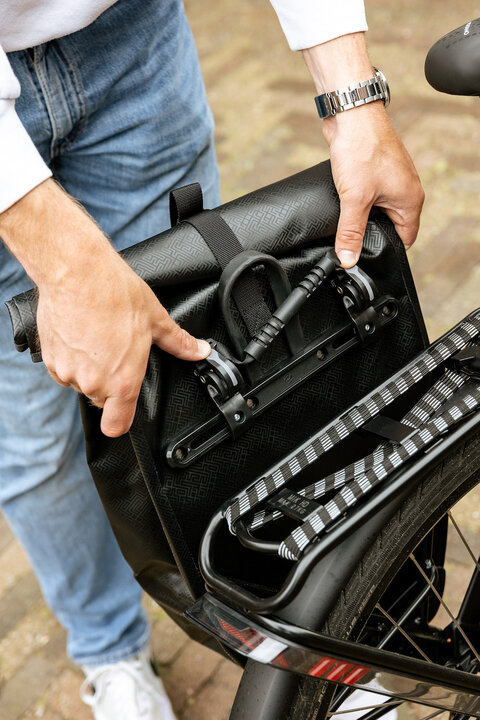 Voltano Luxe Fietstas 28L - Greek Zwart - Enkele Pakaftas - 100% Waterdicht