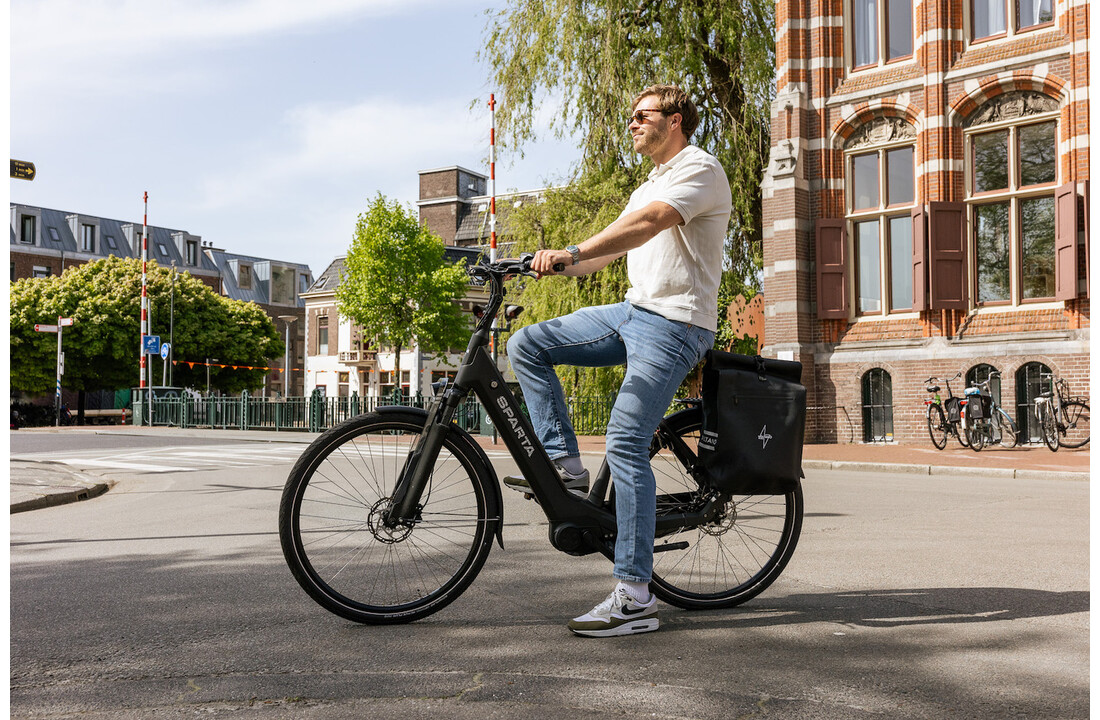 Voltano Luxe E-bike Fietstas 28L - Zwart - Pakaftas Met Laptop vak - 100% Waterdicht
