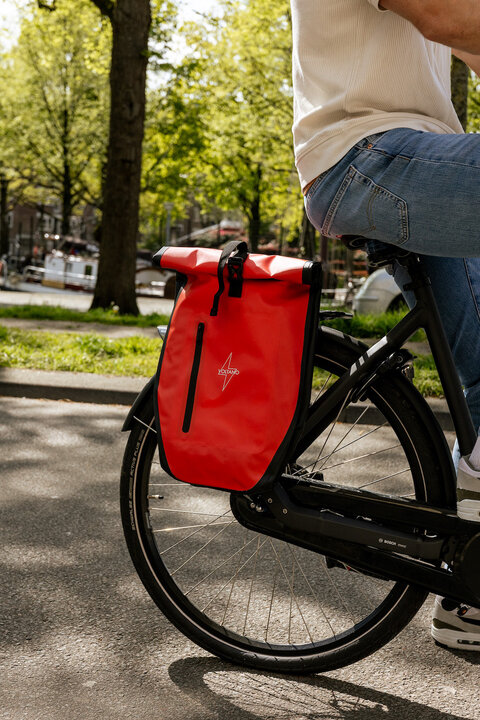 Voltano Luxe Fietstas 28L - Rood / Zwart - Enkele Pakaftas - 100% Waterdicht