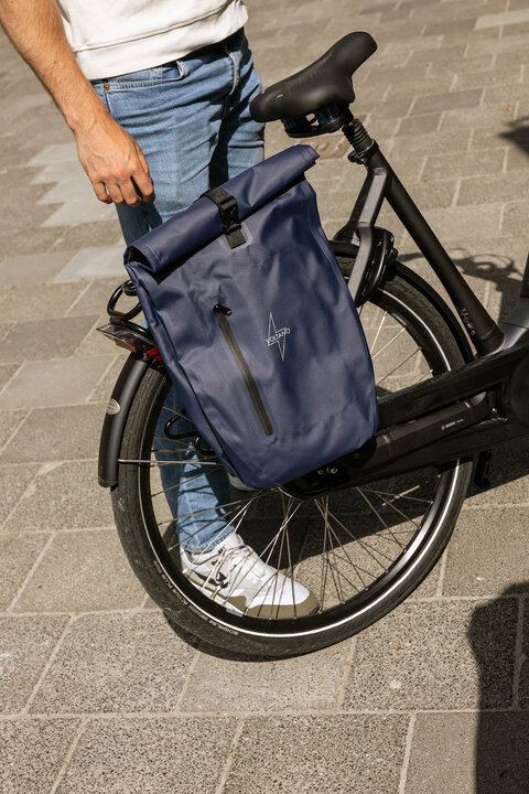 Voltano Luxe Fietstas 28L - Enkele Pakaftas - Marine Blauw - 100% Waterdicht