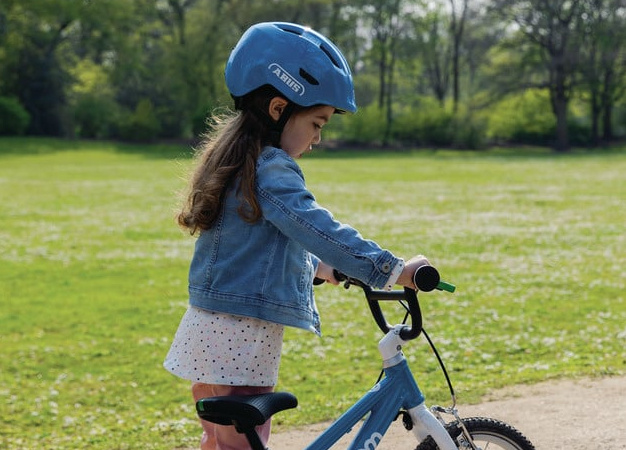 Fietsen in de zomer? Zorg voor een veilige kinderfietshelm!