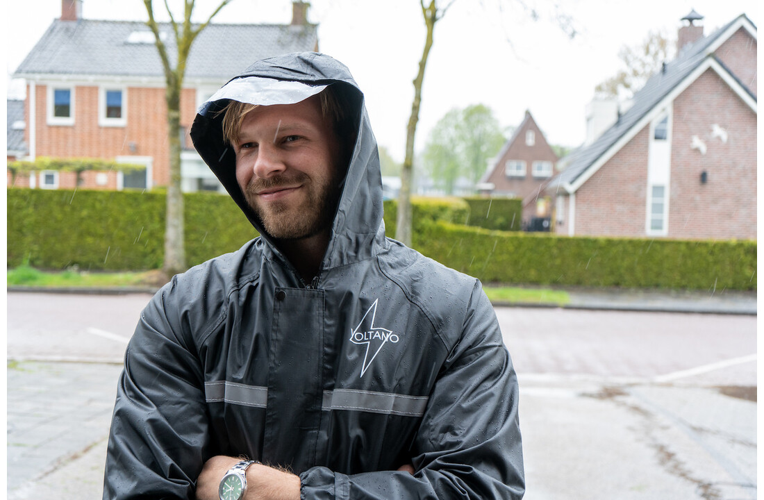 Voltano Regenpak Met Capuchon - Zwart - Inclusief Draagtas