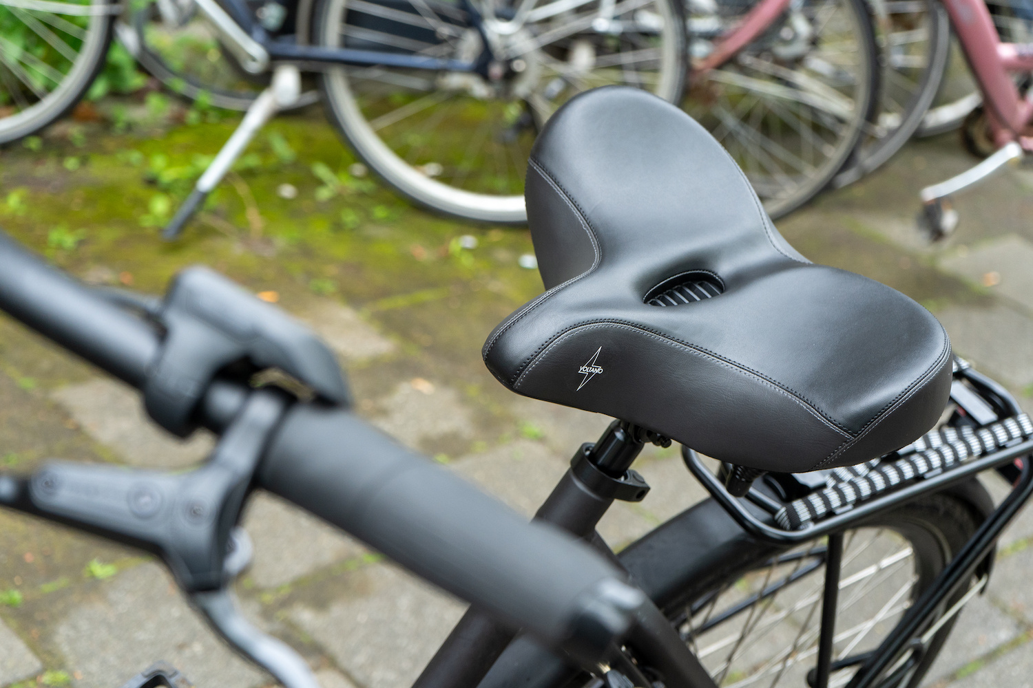 Voltano City XXXL Fietszadel Met Uitsparing - Unisex - Extra Breed Fietszadel - Zwart